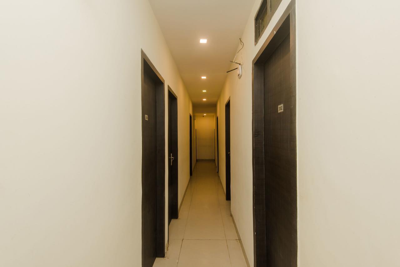 Oyo 10103 Hotel Aviva Мумбаи Экстерьер фото